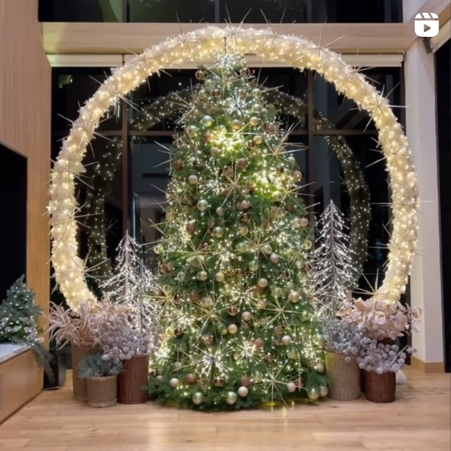 Gebrakan Natal dilakukan oleh Sandra Dewi pada 2023. Demi memeriahkan suasana Natal di rumahnya, Sandra Dewi sampai memboyong pohon Natal hidup langsung dari Amerika Serikat. Foto: Instagram/@sandradewi88