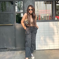 Simple minimalis, aura ladyboss tetap terpancar saat Sarah Ahmad mengenakan atasan tanpa lengan dan celana cargo bernyansa earthy. Kacamata hitam, sneakers plus clutch melengkapi penampilannya. Foto: Instagram/@saraaaahmad