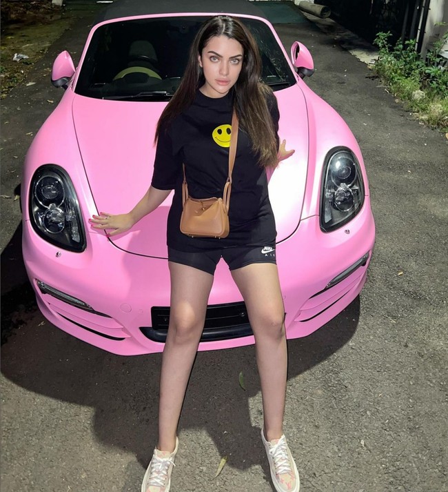 Wanita keturunan Arab Saudi dan Yaman ini lebih sering tampil dengan gaya casual. T-shirt, tank-top dan celana pendek menjadi pilihan busana yang kerap dipakainya. Foto: Instagram/@saraaaahmad