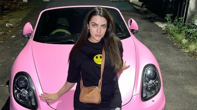7 Gaya Casual Hingga Seksi Sarah Ahmad, Istri Pesepakbola Nurhidayat