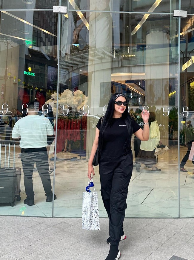 Sarah Ahmad dikenal sebagai selebgram dan pengusaha muda. Bisnisnya berkutat di bidang kecantikan dengan merilis produk skincare juga salon. Foto: Instagram/@saraaaahmad
