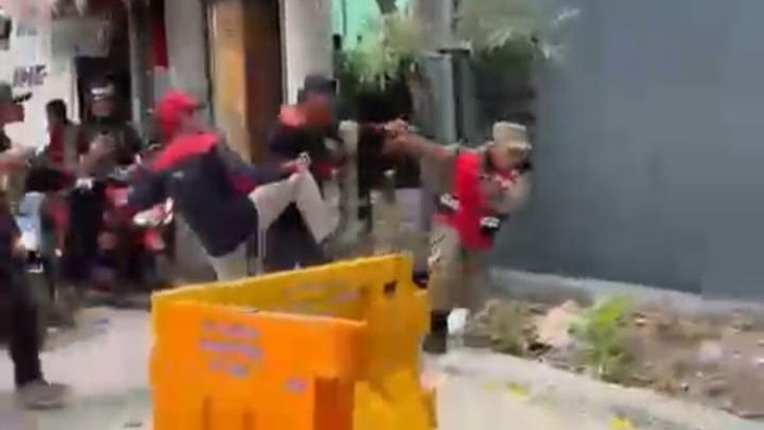 satpol pp surabaya ditendang pendemo