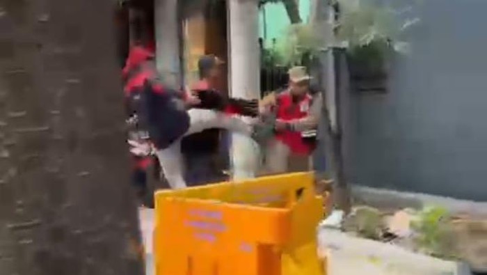 satpol pp surabaya ditendang pendemo