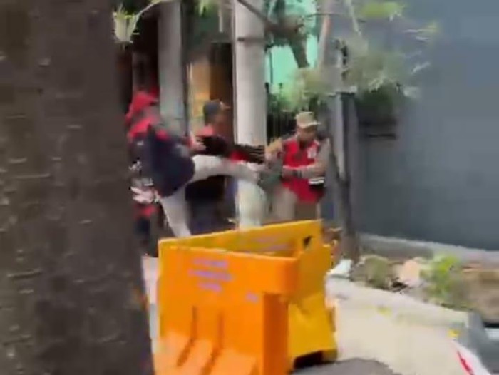 satpol pp surabaya ditendang pendemo