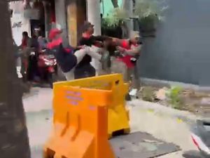 2 Petugas Satpol PP Dianiaya Massa Demo Buruh, Ditendang-Diinjak