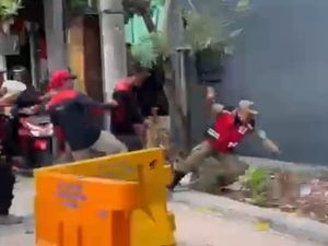 Video Buruh Lancarkan Tendangan Kungfu ke Satpol PP saat Demo UMK