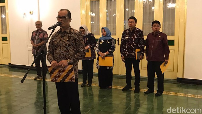 Sekda DIY Beny Suharsono umumkan UMK 2024 di Kompleks Kepatihan, Kamis (30/11/2023) sore.