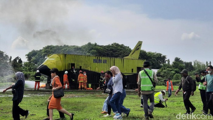 Simulasi evakuasi pesawat kecelakan hingga terbakar di Bandara Sultan Hasanuddin, Makassar, Sulsel.