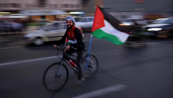 Solidaritas! Bendera Palestina Banyak Berkibar di Chili Activists take part in the commemoration of the United Nations' International Day of Solidarity with the Palestinian People, in Santiago, Chile, November 29, 2023. REUTERS/Ivan Alvarado