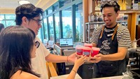 Serunya momen berbagi di Djournal Coffee bersama para pelanggan yang sedang menikmati kelezatan Watermelon Freeze dalam misi kepedulian terhadap kemanusiaan dan perdamaian.