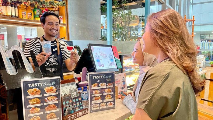 Solidaritas untuk Kemanusiaan Lewat #GerakanSemangka Beginilah momen keseruan para pelanggan kedai kopi yang menikmati sajian menu baru bertajuk kemanusiaan lewat #GerakanSemangka