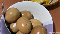 Telur pindang ini juga pas sekali dinikmati bersama seporsi nasi soto. Rasa telur pindangnya manis gurih, kamu bisa menikmatinya dengan harga Rp 4.000. Foto: detikFood/Yenny Mustika Sari