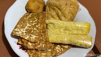 Soto akan tambah nikmat kalau disantap bersama lauk pelengkapnya. Di antaranya ada tempe goreng, tahu goreng, perkedel, dan sosis Solo. Harganya mulai dari Rp 1.000-an saja lho! Foto: detikFood/Yenny Mustika Sari