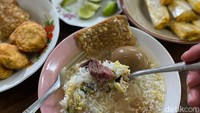 Soto daging dengan nasi yang dicampur menambah kenikmatannya. Tipe kuahnya bening dengan rasa gurih dan agak manis. Meski hanya Rp 14.000 per porsi, Bu Harini royal sekali memberikan irisan dagingnya. Foto: detikFood/Yenny Mustika Sari