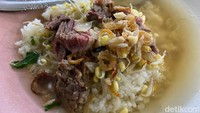 Seporsi soto dagingnya yang paling populer ditawarkan. Harganya hanya Rp 14.000 dan poorsinya mengenyangkan. Foto: detikFood/Yenny Mustika Sari