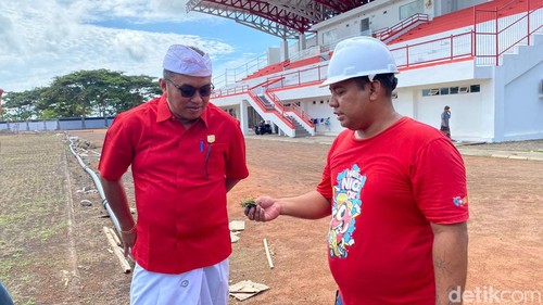 Ketua DPRD Kabupaten Karangasem I Wayan Suastika saat melaksanakan sidak ke stadion IGKJ yang terletak di Jalan Raya Veteran, Karangasem Kamis (30/11/2023).