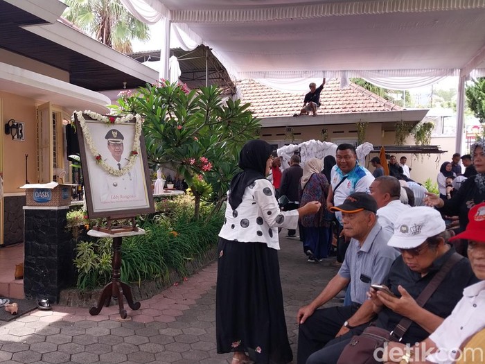 Suasana rumah duka eks Wali Kota Batu Eddy Rumpoko