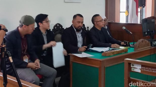 Suasana sidang perdana gugatan Rp 204 triliun dengan pihak tergugat Almas Tsaqibbirru RE A, Gibran Rakabuming Raka, dan KPU RI, di PN Solo, Kamis (30/11/2023).