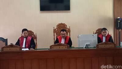 Momen Sidang Perdana Gugatan Rp 204 T Almas-Gibran di PN Solo
