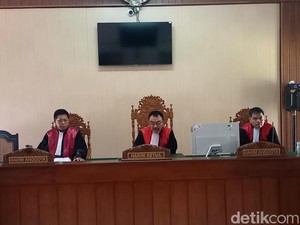 Sidang Perdana Gugatan Rp 204 Triliun Almas-Gibran Berlanjut Mediasi