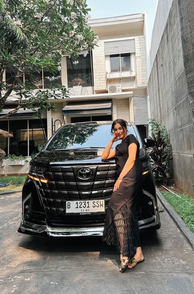 Sebelumnya Tasya Farasya sempat memamerkan mobil Toyota Alphard berwarna hitam yang baru dibelinya. Mobil yang memang sudah diidamkannya sejak lama itu diperkirakan harganya mencapai Rp 1 miliar. Foto: Instagram/@tasyafarasya