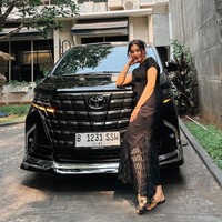 Sebelumnya Tasya Farasya sempat memamerkan mobil Toyota Alphard berwarna hitam yang baru dibelinya. Mobil yang memang sudah diidamkannya sejak lama itu diperkirakan harganya mencapai Rp 1 miliar. Foto: Instagram/@tasyafarasya