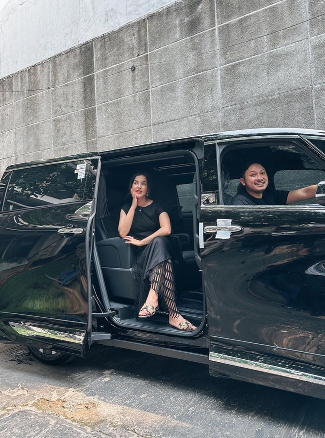 Terlihat mobil Toyota Alphard model terbaru itu memiliki desain interior yang juga hampir seluruhnya berwarna hitam. Ketika mobil tersebut diantar ke rumah, Tasya pun langsung antusias melihat dan menjajal duduk di dalamnya. Foto: Instagram/@tasyafarasya