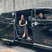 Terlihat mobil Toyota Alphard model terbaru itu memiliki desain interior yang juga hampir seluruhnya berwarna hitam. Ketika mobil tersebut diantar ke rumah, Tasya pun langsung antusias melihat dan menjajal duduk di dalamnya. Foto: Instagram/@tasyafarasya