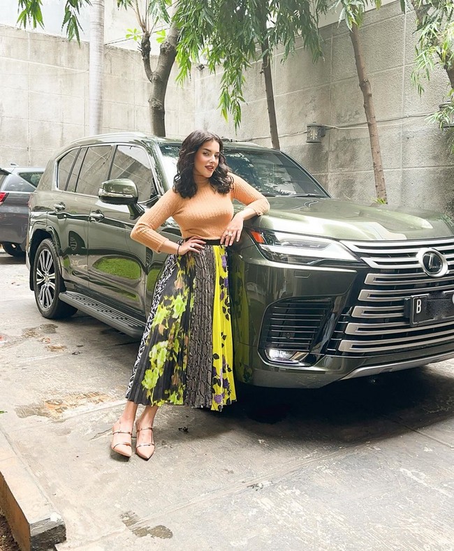 Terbaru Tasya kembali memamerkan mobil mewah yang dibelinya. Kali ini mobil tersebut berasal dari merek Lexus dan berwarna hijau. Foto: Instagram/@tasyafarasya