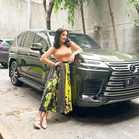 Terbaru Tasya kembali memamerkan mobil mewah yang dibelinya. Kali ini mobil tersebut berasal dari merek Lexus dan berwarna hijau. Foto: Instagram/@tasyafarasya