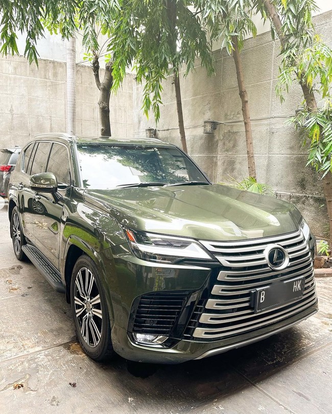 Tasya menjelaskan bahwa mobil barunya itu merupakan Lexus LX600. Harganya pun tak kalah fantastis, diperkirakan mencapai Rp 3 miliar. Foto: Instagram/@tasyafarasya