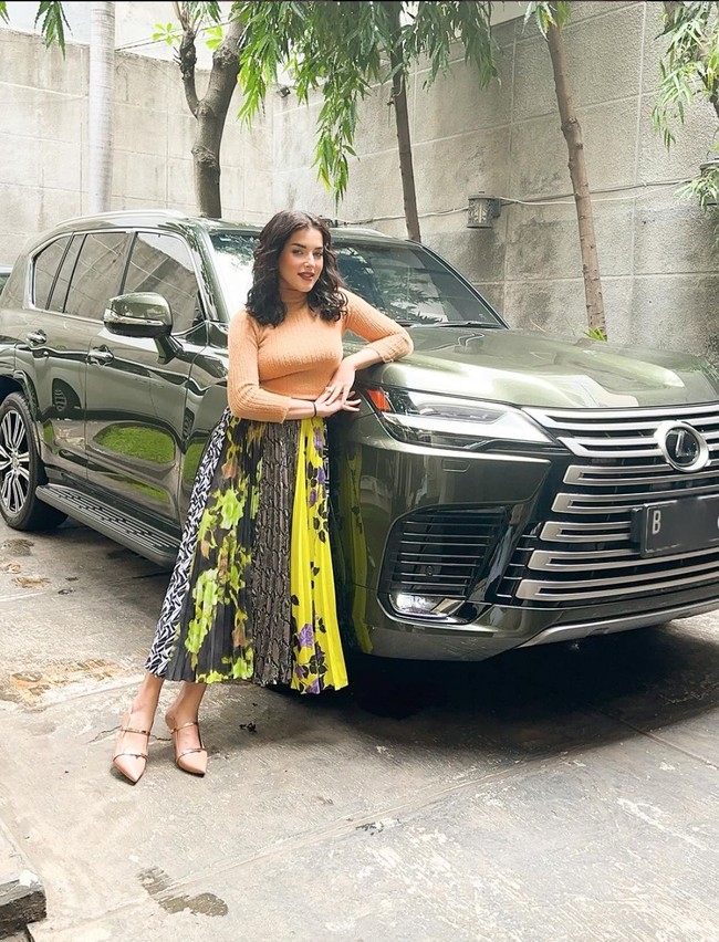 Walaupun masih baru namun rupanya mobil Tasya Farasnya itu sudah terkena muntahan sang anak. Tasya mengungkapkan dalam keterangan unggahannya di Instagram, “Another dream car came true. Udah dikenain muntah ama Ayang, jadi sekarang kondisi bau muntah. Gak papa hehehe demi Ayang.” Foto: Instagram/@tasyafarasya