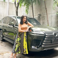 Walaupun masih baru namun rupanya mobil Tasya Farasnya itu sudah terkena muntahan sang anak. Tasya mengungkapkan dalam keterangan unggahannya di Instagram, “Another dream car came true. Udah dikenain muntah ama Ayang, jadi sekarang kondisi bau muntah. Gak papa hehehe demi Ayang.” Foto: Instagram/@tasyafarasya