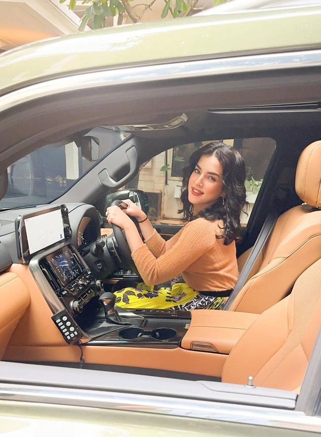 Bagian dalam interior mobil tampak mewah dan nyaman dengan didominasi warna coklat. Terlihat Tasya yang begitu antusias dan langsung berpose di dalam mobil barunya. Foto: Instagram/@tasyafarasya