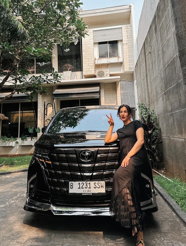 Nama Tasya Farasya pastinya sudah tidak asing lagi didengar, terutama di kalangan beauty enthusiast. Hidup bergelimang harta, melalui akun Instagram pribadinya Tasya terlihat beberapa kali memamerkan mobil mewah yang dibelinya. Foto: Instagram/@tasyafarasya
