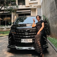 Nama Tasya Farasya pastinya sudah tidak asing lagi didengar, terutama di kalangan beauty enthusiast. Hidup bergelimang harta, melalui akun Instagram pribadinya Tasya terlihat beberapa kali memamerkan mobil mewah yang dibelinya. Foto: Instagram/@tasyafarasya