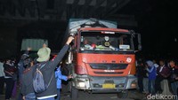 Pantauan detikcom di lokasi, nampak truk-truk mulai melintas pukul 19.00 WIB.