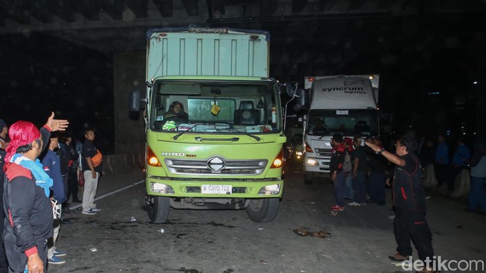 Satu persatu truk mulai melintasi Kawasan MM2100, Cikarang Barat, Kabupaten Bekasi, Kamis (30/11/2023).