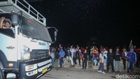 Meski begitu para buruh tetap bertahan di lokasi.