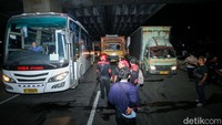 Sejumlah truk dan kendaraan lainnya tertahan di kawasan tersebut imbas diblokadenya jalan oleh massa dari gabungan buruh.
