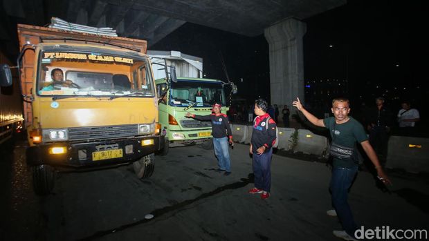 Satu persatu truk mulai melintasi Kawasan MM2100, Cikarang Barat, Kabupaten Bekasi, Kamis (30/11/2023).