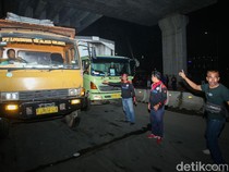 Tertahan 10 Jam, Truk di Kawasan MM2100 Cikarang Mulai Melintas
