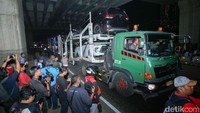 Massa yang berjumlah ribuan orang tersebut tak puas dengan Pemerintah Jawa Barat yang hanya menaikkan UMK sebesar Rp 78.909 atau sekitar 2,50%.