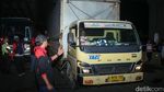 Tertahan 10 Jam, Truk di Kawasan MM2100 Cikarang Mulai Melintas