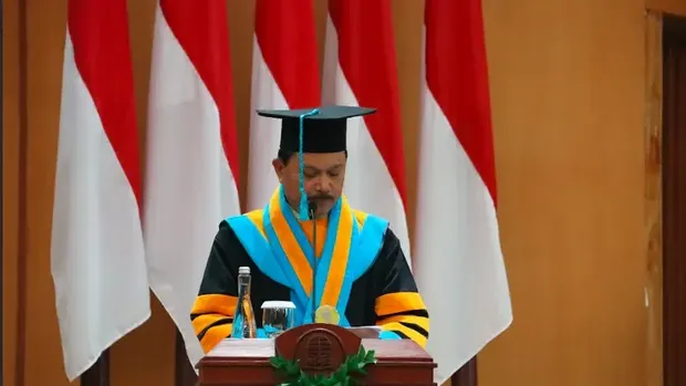 Tina Toon dan Wali Kota Madiun Maidi menjadi wisudawan kehormatan UT.