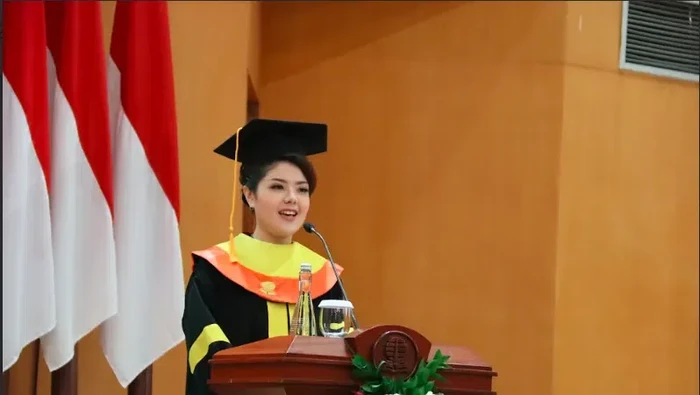 Tina Toon dan Wali Kota Madiun Maidi menjadi wisudawan kehormatan UT.