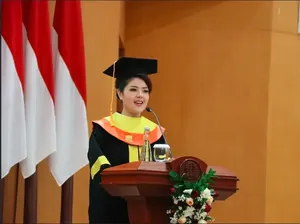 Tina Toon & Wali Kota Madiun Jadi Wisudawan Kehormatan Universitas Terbuka