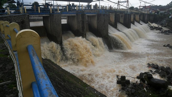 Tinggi Muka Air Bendung Katulampa Bogor Sejumlah pengendara motor melintas di jembatan Bendung Katulampa dengan Tinggi Muka Air (TMA) mencapai 30 sentimeter di Kota Bogor, Jawa Barat, Kamis (30/11/2023). Hujan deras di wilayah Bogor dan sekitarnya menyebabkan TMA Bendung Katulampa, Bogor naik mencapai angka 160 sentimeter dengan status siaga dua pada Rabu (29/11/2023) malam pukul 20:15 WIB. ANTARA FOTO/Arif Firmansyah/rwa.