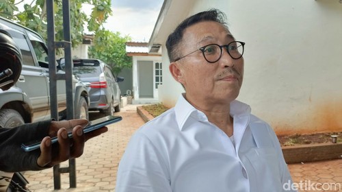 Ketua TKD Ganjar-Mahfud NTT, Herman Hery disela-sela rapat bersama timnya dalam kunjungan Capres Ganjar Pranowo di NTT.  (Simon Selly/detikBali)