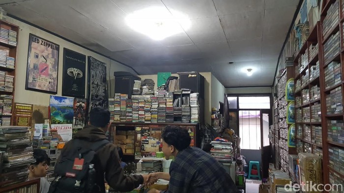 Toko kaset DU 68 di Kota Bandung